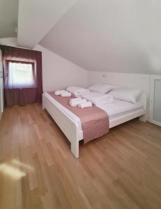 1 dormitorio con 1 cama grande y toallas. en Attic apartment with a terrace, en Sežana