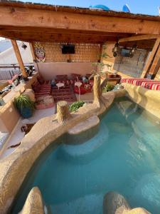 une grande piscine dans une arrière-cour dans l'établissement Surf & Salsa GuestHouse, à Agadir