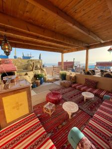 Surf & Salsa GuestHouse في أغادير: غرفة معيشة مطلة على الشاطئ