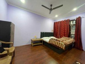 a bedroom with a bed and a ceiling fan at OYO Flagship 89130 Kohsheen Guest House 