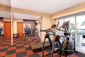 een fitnessruimte met cardio-apparatuur in een hotelkamer bij Lemon Tree Suites, Whitefield, Bengaluru in Bangalore