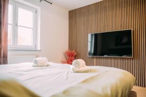 sypialnia z łóżkiem z dwoma ręcznikami w obiekcie Luxury Suite - Therme ED - Messe MUC - Parken - WLAN w mieście Erding