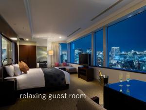 ein Hotelzimmer mit einem Bett und Stadtblick in der Unterkunft Hotel The Celestine Tokyo Shiba in Tokio