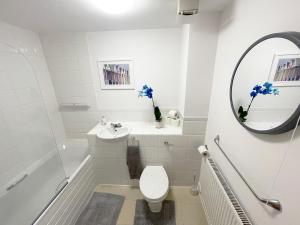 A bathroom at Travaal.©om - 2 Bed Serviced Apartment Farnborough