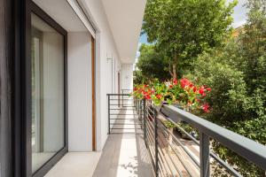 Un balcón de una casa con flores. en Double D House, en Olbia
