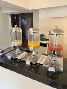 a counter with two glass blenders with drinks in them at Belo Horizonte Plaza in Belo Horizonte