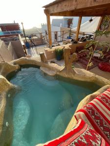 una gran piscina profunda en un complejo con aiki en Surf & Salsa GuestHouse, en Agadir