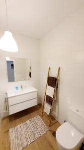 een badkamer met een toilet, een wastafel en een spiegel bij Awesome home in the picturesque city of Ronda. in Ronda