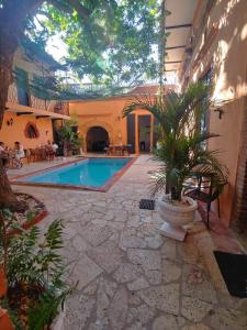 a swimming pool in a building with a courtyard at Mansión Colonial Doña Elvina in Santo Domingo