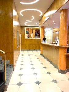 um átrio de restaurante com balcão de check-in em Hotel Universal em Porto