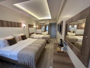 Postel nebo postele na pokoji v ubytování Line Suite Hotel + 37 fotografií