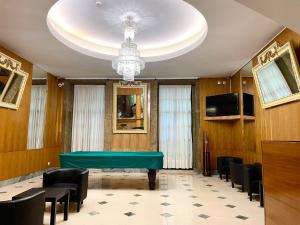 a conference room with a green table and chairs at Hotel Universal in Porto +65 photos