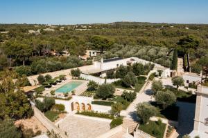 una vista aérea de una villa con piscina en Mastropà Exclusive Palace by Raro Villas, en Massafra