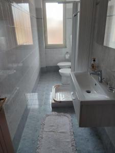 La salle de bains est pourvue d'un lavabo, d'une douche et de toilettes. dans l'établissement Casa Vacanze Il Tramonto Spadafora, à Spadafora