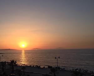 - un coucher de soleil sur une plage bien exposée dans l'établissement Casa Vacanze Il Tramonto Spadafora, à Spadafora