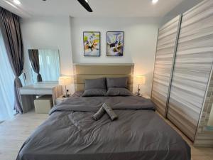 a bedroom with a large bed with a wooden headboard at Encorp Marina, 2 Bedroom with bathtub, 6 pax, 5mins to LEGOLAND in Nusajaya +25 photos