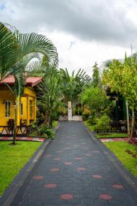 a cobblestone path in front of a house at D.D. Amazonica Bungalows in Landsboerderij