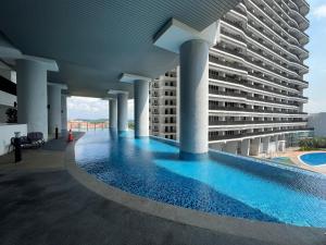 duży budynek z basenem przed nim w obiekcie Encorp Marina, 2 Bedroom with bathtub, 6 pax, 5mins to LEGOLAND w mieście Nusajaya