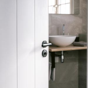 a bathroom with a sink and a white bowl at Zeeuws Huisje in Serooskerke