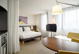 魯瓦西昂法蘭西的住宿－B&B HOTEL Paris Grand Roissy CDG Aéroport，酒店客房配有一张床铺和一张桌子。