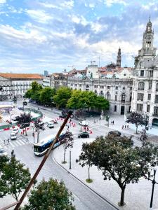 eine Stadtstraße mit Bus in einer Stadt in der Unterkunft Hotel Universal in Porto