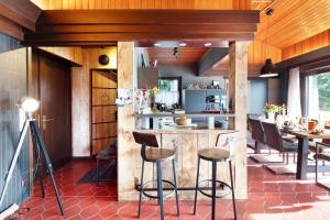 a kitchen with a bar and a table and chairs at Ferienhaus Auszeyt für Vier in Waldeck