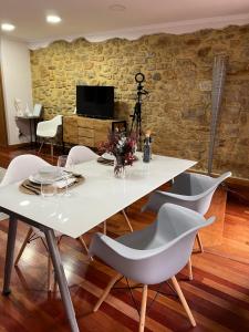 une salle à manger avec une table et des chaises blanches dans l'établissement La mejor ubicación en Oviedo. Casco histórico., à Oviedo