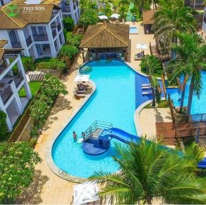 an overhead view of a swimming pool at a resort at Apartamento Térreo 3 suítes Master Resort Treebies à Beira Mar Subauma Bahia in Subaúma +36 photos