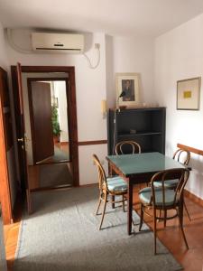 a dining room with a table and chairs and a mirror at Stan u samom centru Obrenovca, na Trgu 2 in Obrenovac