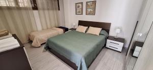 聖切薩雷奧的住宿－Casa Vacanze MAMI home 2/5 pers.，一间小卧室,配有两张床和窗户