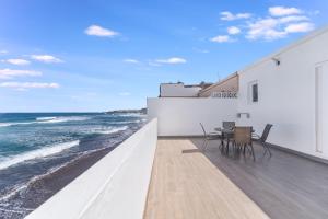 阿魯卡斯的住宿－Home2Book Marly Ocean View San Andrés Beach，一个带桌椅的海景阳台