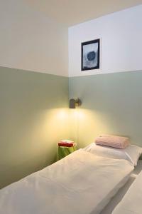 1 dormitorio con 1 cama con luz encendida en Apartment 302 - Zentrales Studio, en Engelberg