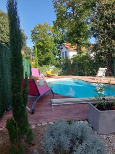 Bazén v ubytování Appartement rénové et cosy au calme nebo v jeho okolí