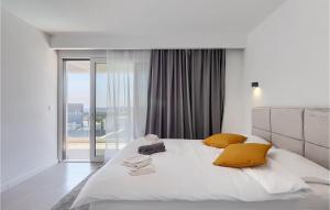 une chambre avec un grand lit blanc avec des oreillers jaunes dans l'établissement Villa Elena Rovinj, à Rovinj