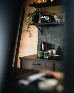 una cocina con una mesa y una cámara en un estante en oto.domki en Rokiciny Podhalanskie