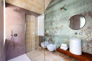 y baño con ducha, aseo y espejo. en Mastropà Exclusive Palace by Raro Villas, en Massafra