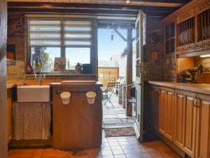 cocina con fregadero y ventana en Second Cottage en Cottingham