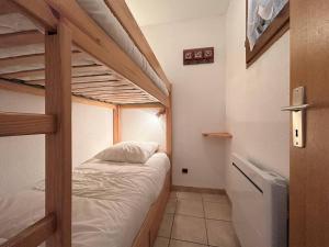 une petite pièce avec deux lits superposés dans l'établissement Appartement cosy pour 4 pers, 400m pistes et village, balcon, parking et casier à skis, La Salle-les-Alpes - FR-1-330F-221, à La Salle Les Alpes