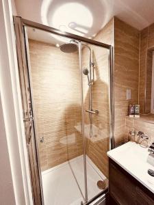 a bathroom with a shower and a sink at BRAND NEW 5 STAR LUXURY 2 BEDROOM APARTMENT, SLEEPS 6, CENTRAL, WiFI, BIG SMART TV, ALEXA SPEAKERS, EASY ACCESS LOCK BOX ENTRY! NO PARTIES! in Liverpool