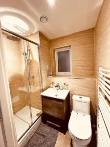 a bathroom with a toilet and a shower and a sink at BRAND NEW 5 STAR LUXURY 2 BEDROOM APARTMENT, SLEEPS 6, CENTRAL, WiFI, BIG SMART TV, ALEXA SPEAKERS, EASY ACCESS LOCK BOX ENTRY! in Liverpool