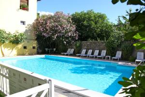 - une piscine avec des chaises longues dans la cour dans l'établissement Hotel San Filis, à San Felice del Benaco