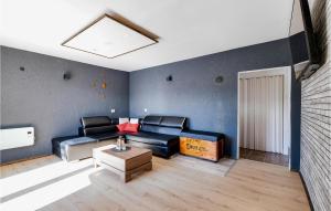 uma sala de estar com um sofá e uma mesa em Lovely Home In Stubicke Toplice With Wi-fi em Stubicke Toplice