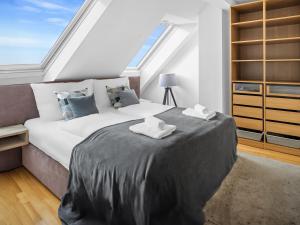 Posteľ alebo postele v izbe v ubytovaní SKY9 Penthouse Apartments