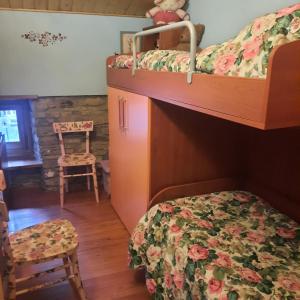 Un dormitorio con una litera con un osito de peluche. en La Casa della Piazzetta en Fanano