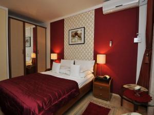 Hotel Haus Am Meer Cavtat tesisinde bir odada yatak veya yataklar