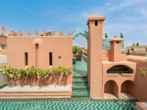 un modèle de maison sur un toit dans l'établissement Riad Hikaya, à Marrakech