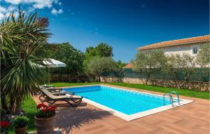 een zwembad in een tuin met een huis bij Villa Nini in Poreč