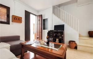 ein Wohnzimmer mit einem Sofa und einem Couchtisch in der Unterkunft Lovely Home In Olvera With Wi-fi in Olvera