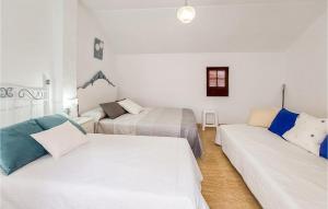 ein Zimmer mit 2 Betten und einem Sofa darin in der Unterkunft Lovely Home In Olvera With Wi-fi in Olvera