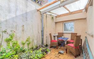 un patio con sedie e tavolo in un edificio di Pet Friendly Home In Roubaix With Kitchen a Roubaix